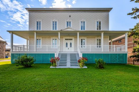 Résidence extraordinaire au coeur de Saint-Tite-des-Caps. Découvrez ce vaste et majestueux ancien presbytère, idéalement situé au centre de Saint-Tite-des-Caps, qui vous offre une opportunité rarissime sur le marché immobilier. Cette propriété emblém...