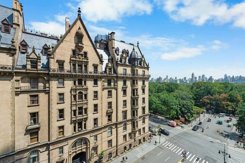 Situé dans l’emblématique Majestic sur Central Park West, cet élégant Classic Six offre de grandes proportions, un charme intemporel d’avant-guerre, une lumière abondante et un aménagement gracieux idéal pour vivre confortablement et se divertir. Sit...