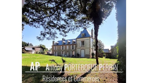 Dans le Morbihan, à 13 min de Pontivy, 40 min de Vannes, 50 min de Lorient, 1h de Saint Brieuc, magnifique domaine de plus d'1 hectare sur lequel vous découvrirez un authentique Manoir datant de 1714 d'environ 300 m², d'une longère à rénover, d'une d...