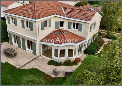 BEAUX VOLUMES, 5 CHAMBRES ET TERRAIN DE 900M2 AU CALME