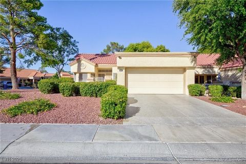 Magnifiquement entretenu maison de ville de 2 chambres et 2 salles de bain dans la communauté hautement recherchée de Sun City Summerlin 55+. Avec 1 359 pieds carrés d’espace de vie ouvert, cette maison dispose de plafonds voûtés, de ventilateurs de ...