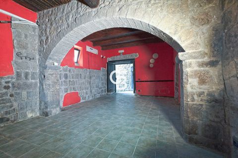 Nel cuore del quartiere medievale di San Pellegrino, tra i vicoli più caratteristici e turistici di Viterbo, proponiamo in vendita un locale commerciale ristrutturato di 70 mq. Limmobile si compone di una spaziosa sala principale di 35 mq, ideale per...