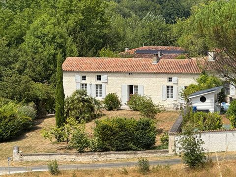 Belle propriété d'environ 195 m2 à Dompierre sur Charente, entre Saintes et Cognac