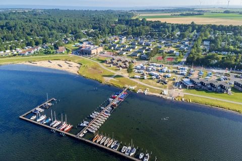 Ce charmant appartement, situé à quelques pas du magnifique lac Veerse Meer à Kamperland, constitue un pied-à-terre idéal pour une escapade relaxante. Situé au premier étage, l'appartement dispose d'un salon confortable, d'une cuisine ouverte entière...