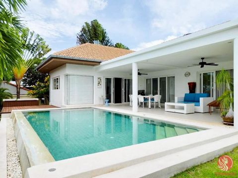 Denna vackert underhållna poolvilla med 3 sovrum ligger i det mycket eftertraktade The Views-projektet på Soi 112. Hemmet ligger på upphöjd mark och har hisnande utsikt över bergen och solnedgången, bara 3 minuters bilresa från Pineapple Valley Golf ...