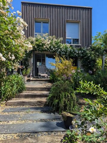 Je vous propose à VENDOME, cette maison de 81 m², avec son jardin clos et paysagé. Elle sera libre de toute occupation FIN JUILLET 2026 Elle se compose au rez-de-chaussée, une entrée, un wc, un salon/salle a manger avec un poêle à granulés, une cuisi...