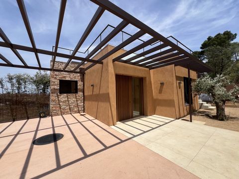 Villa spectaculaire à Begur dans la région d Aiguablava. Dans un tout nouveau complexe privé et sécurisé, nous trouvons cette magnifique maison de 329 m2, sur un terrain de 646 m2. Divisé en trois étages plus terrasse accessible.Au 0ème étage, nous t...