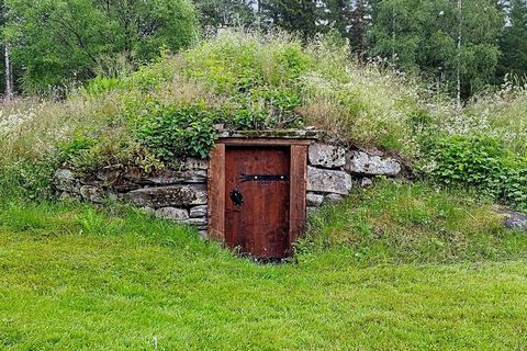Värmlandsgård datant du 19ème siècle. Voici l'espace et la culture au même endroit. La propriété a une surface habitable d'environ 200 m2 et avec 20 000 m2 de terrain en bordure de nature. Complètement individuel sans voisins. Chambre pour 8 personne...