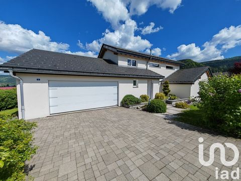 iad France - Sandrine Brismontier bietet: Architektenhaus – Villers-le-Lac – 4 Schlafzimmer – Panoramaterrasse Entdecken Sie in Villers-le-Lac, ganz in der Nähe der Schweizer Grenze, dieses herrliche Architektenhaus von Maison Vermot, das in einem Ho...