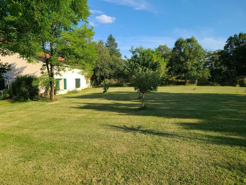 Deux maisons, dépendances, 3.5 ha. au calme,
