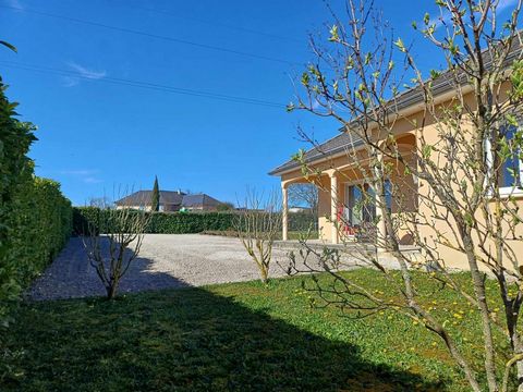 Située à moins de 3km de toutes commodités , 25mn de Rodez et de Villefranche de Rouergue, cette lumineuse maison T5 de plain pied offre un cadre de vie paisible.