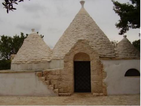 Two 2-bedroom trulli in good condition, regularly rented out and located in the countryside with panoramic views. The property boasts 200 olive trees, 30 almonds, figs, Indian figs and other fruit trees. The property consists of a Trullo building com...