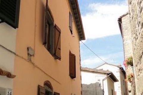 Charming 4-bed town house near Lucca. The house measures 240 sq m and comprises: - ground floor with fully fitted kitchen and a large 40 sq m living room; - first floor features 2 bedrooms and bathroom with both bath and shower; - second floor has 2 ...