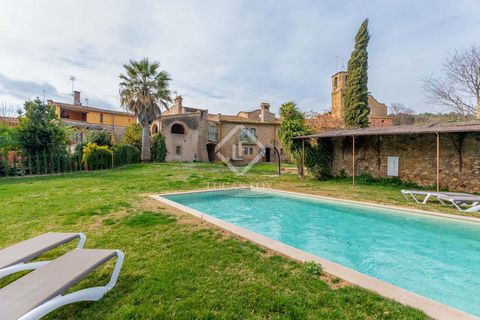 Rural house with tourist business in the middle of a small town in Plà de l'Estany, just 20 minutes from Girona and the fantastic beaches of the Costa Brava. It has spacious and bright common spaces, as well as a fertile and green exterior. On the gr...