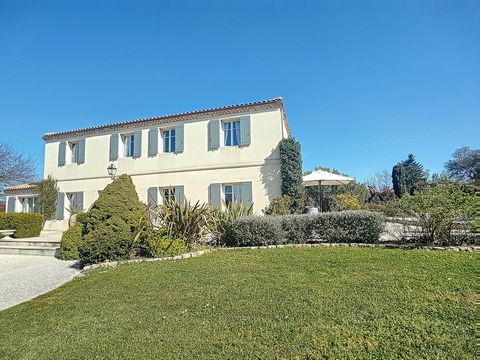 Superb, well-appointed 255 m2 house, ideally located near the centre of Leognan, in a landscaped park with trees, facing the vines of a Chateau of a grand cru classe. In this exceptional setting, quiet and out of sight, this mansion offers you a priv...