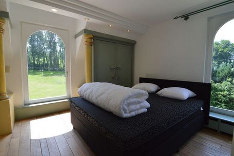 Dit prachtige, luxe landhuis in Brakel staat midden in de natuur van de Vlaamse Ardennen. Het landhuis beschikt over 8 slaapkamers en is ideaal voor grote families. In de omgeving vind je talloze grote en kleinere natuurgebieden. Je kunt de bekende 