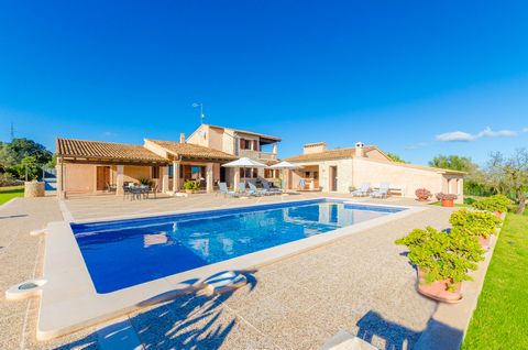 Spectacular villa located in Canyamel, a rustic area belonging to Capdepera. With an impressive house with a dream-like private pool, this is the perfect place for 6 guests to enjoy the peace. The exterior area is amazing thanks to the clear and wond...