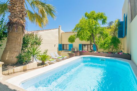 Beautiful house for 4 people in Capdepera, with a private chlorine pool and beautiful views to the mountains. Surely, you never thought you'll be able to enjoy the nicest swim in a pool within a townhouse. With a great taste, the exterior area of the...