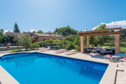 Welcome to this fantastic villa, for 6 guests and with private pool, at only 200 meters from the beach and 1.6 km away from Cala Bona. The exteriors of this country house invite to rest, since it has a big private salt pool, 10 x 5 m and 1 to 1.8 m d...