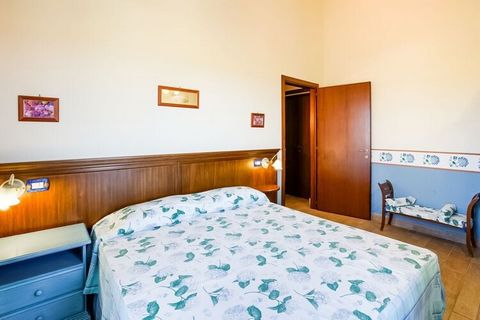 Geniet van de perfecte vakantie in dit heerlijke appartement in Castiglione del Lago. Het appartement heeft plek voor 4 personen in de woon/slaapkamer. Ideaal voor gezinnen. Vlak bij het verblijf vind je het Trasimenomeer, een mooie locatie voor wand...