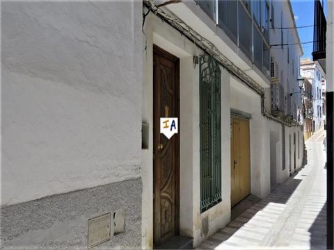 Esta casa adosada de 3 dormitorios cerca del centro de Alcaudete en la provincia de Jaén, Andalucía, España, está sin amueblar, solo necesita volver a conectar el agua y la electricidad y está lista para entrar a vivir. Muy cerca de la plaza vieja y ...