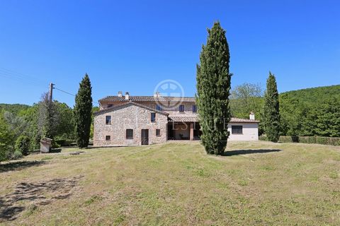 In the Umbrian hills, the old renovated stone farmhouse is spread over a covered area of ​​approximately 610 sqm on two levels divided into three residential units, as well as a porch and panoramic terraces, surrounded by Mediterranean scrub, in a po...