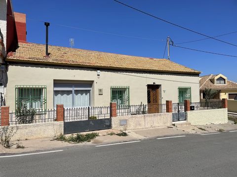 Spacious 3 bedrooms, 1.5 bathroom semi-detached detached bungalow in the lovely village of Perin in Murcia just up a country road from the beautiful church. With a generous build size of 110 sqm and on a plot of 330 sqm, viewing is highly recommended...