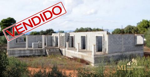 Villa under construction next to the urbanization of Son Gual. Land of the rustic property is more than 14000M, fully fenced. Conservation: to be REFORMED. It has permission and license in force. The building consists of 4 bedrooms, 2 bathrooms, 1 to...