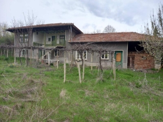 Price: €9.900,00 District: Ruse Category: House Area: 200 sq.m. Plot Size: 2000 sq.m. Bedrooms: 2 Bathrooms: 1 Location: Countryside A rural house for sale in a quite village with 200 people, in Ruse region, 15 Km from the Denube river. 50Km from Rus...