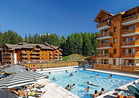 La residencia L'Albane se encuentra a 200 metros del centro de Vars, un complejo ideal para familias en los Altos Alpes, ubicado en un espléndido bosque de alerces, en la estación de esquí de La Forêt Blanche con sus 180 kilómetros de pistas de esquí...