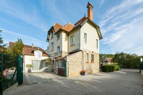 his spacious 5-bedroom holiday home can host 10 guests. Based in the centre of Bayeux opposite the famous Tapisserie, it has free WiFi, large rooms and has a front yard with a garden and barbecue for relaxing with great food, a terrace for soaking in...