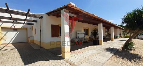 Boerderij gelegen in Santa Luzia - Ourique - Beja, met een totale oppervlakte van 10625 m2 waarin een villa is ingevoegd bestaande uit 4 slaapkamers, keuken / eetkamer / woonkamer met open haard, 2 badkamers, garage, vier ruimtes voor opslag en zwemb...