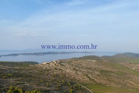 EXCLUSIVE SALE OF THE AGENCY !!! Agricultural land of approx. 30,000 m2, located on a hill above one of the most beautiful bays on the south side of the island of Lastovo, only about 300 m from the sea. The plot has access from three sides, and from ...