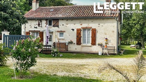 A21034JBR16 - This delightful property, perfectly located in the heart of the Charente countryside, will tick all the boxes if you are looking for a more relaxed lifestyle and a potential rental income. This property has a lot to offer. A main house ...