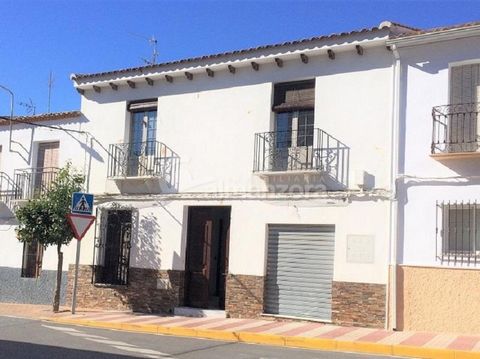 A beautiful five bedroomed house for sale in the town of Cantoria here in Almeria Province.The house has been reformed to a high standard throughout and has plenty of outdoor space with a super ground floor patio and an upstairs terrace. A large doub...