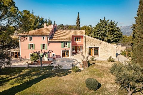 Bastide in a dominant position boasting a breathtaking view! A peaceful place, several shaded and sunny terraces from which you can peacefully admire the valley, the vineyards and Mont Ventoux. With approximately 413 m2 the bastide offers several acc...