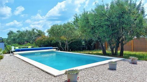 TAVERNES (VAR) villa de rêve de 2018 , 93 m² plain-pied + garage 25 m² /794m² arboré avec piscine