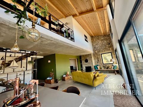 Located in the pretty village of Monticello, this property will delight lovers of architecture, with incredible volumes and high ceilings. A warm and authentic atmosphere, noble materials, a small view over the rooftops of Monticello and even over Ca...