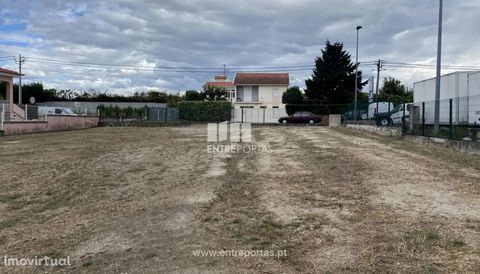 Land for construction for sale with an excellent location, situated 2 minutes from the entrance of the highway and 5 minutes from the city of Penafiel. It has its own water, light, good access and great sun exposure. Come visit! Saint Martin of Recez...