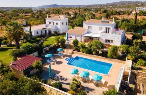 Exceptional property with 2 villas on 1 hectare of land, situated between Estoi and Moncarapacho and only 15 minutes from the beach and islands. The 2 houses are equipped with underfloor heating and the hot water is produced by solar panels and gas-c...