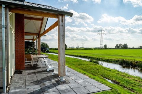 Diese energieneutrale Gruppenunterkunft befindet sich in wunderschöner Lage am Rande des Ferienparks in Friesland. Das Haus besteht aus einer Kombination aus einem 6-Personen-Haus. und ein 8-Personen. Unterkunft, bei der die Trennwand entfernt wurde....