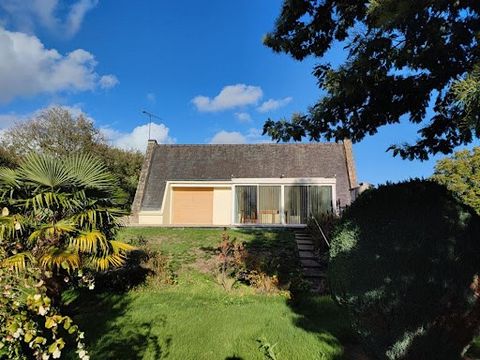 NEW & RARE ON THE MARKET! Chrystèle CATHELINE offers: In the town of MERDRIGNAC, 2 steps from the MERDRIGNAC shopping center, 20 minutes from LOUDEAC, 40 minutes from RENNES, 2 minutes from RENNES-ST BRIEUC axis. Very beautiful detached single-storey...