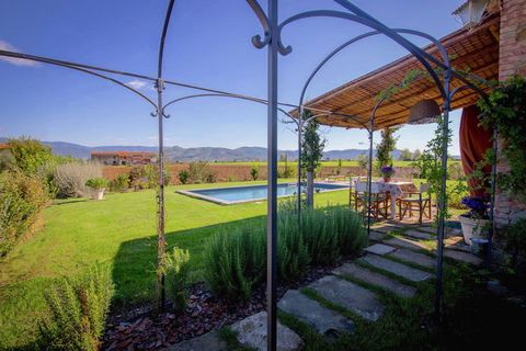 Located in Cortona is a lovely private villa with 2 bedrooms and is ideal for small families or couples. You can explore Umbria from here as well as head to the cities of Cortona, Tuoro sul Trasimeno, Castiglione del Lago, Montepulciano, Siena, Arezz...