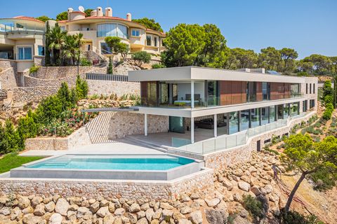 This newly built villa is an absolute residential jewel and impresses with its modern design, an unobstructed sea view and with a construction quality of the highest level. In an exclusive location in Costa de la Calma, which can only be reached via ...