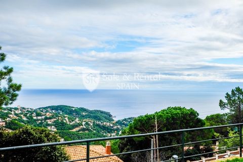 Wonderful house in a very quiet urbanization between the towns of Lloret and Tossa de Mar with wonderful views of the sea and the mountains It has a plot of approximately 1214 m2 and is a large house consisting of approximately 331 m2 It is divided i...