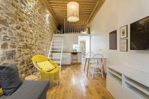 About this accommodation Welcome to the Ainay 4 loft with a capacity of 4 travelers. Discover its exceptional location in the favorite district of the Lyonnais, in the middle of the district of the brokers, antique dealers, restaurants, wine bars, pl...