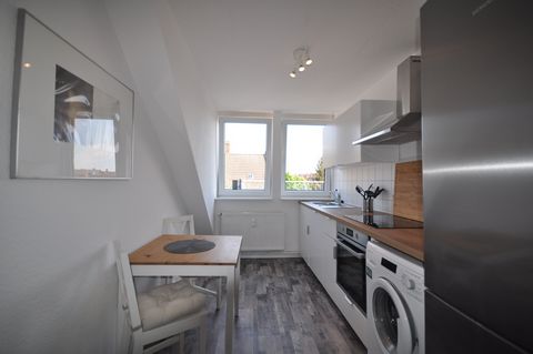 Deutsch: Further education, internship, weekend trips, house hunting? Are you looking for affordable accommodation for a certain period of time?  Our house is centrally located, with very good connections to the city centre, in the western ring area....