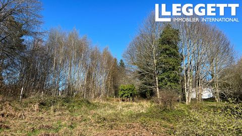 A20013SGE24 - This building plot is located just on the edge of the town of La Coquille. Electricity, telephone and water connection available at the border of the plot. Information about risks to which this property is exposed is available on the Gé...