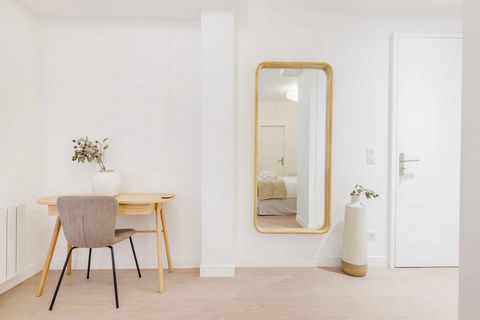 Welcome to this charming 24m2 studio, nestled in the heart of a dynamic and sought-after neighborhood in Boulogne-Billancourt. Located on the ground floor of an elegant building, it's a haven of comfort and practicality, designed to maximize space an...