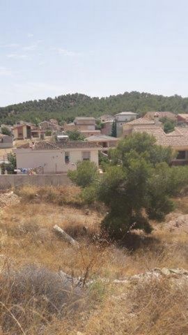 Plot of land in the complex of Montepinar in Murcia, Spain. This 460sqm plot of land classified as urban is located on the outskirts Murcia city going towards Alicante. It is a very well residential area, just a few minutes from the city and very nea...